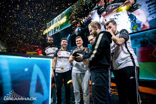 LPL Financial第三季度业绩强劲目标价上调至475美元